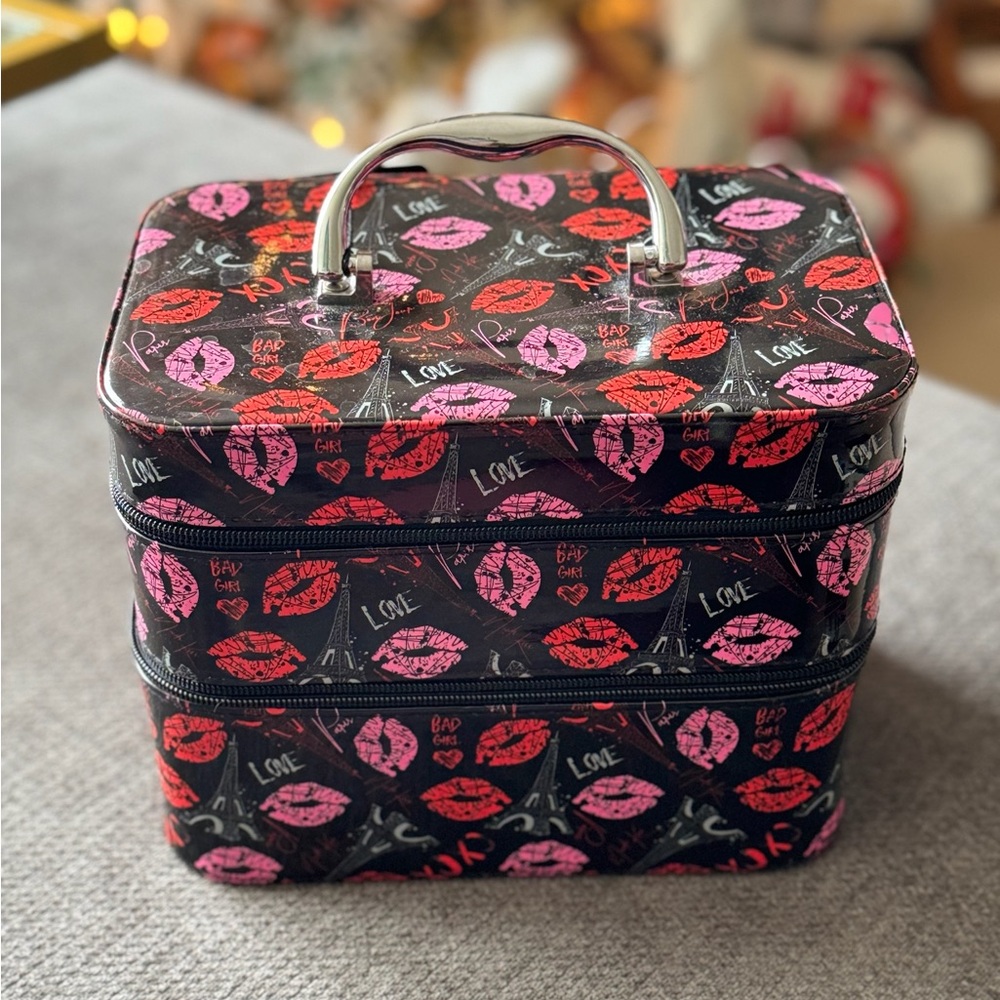 Flirty 💋 Kiss Makeup 💄 Case w/different compartments.